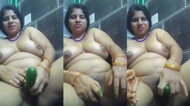 Papaya boobs aunty putting cucumber in hot vagina