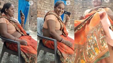 Poor aunty shows ass, chut and boobs for money