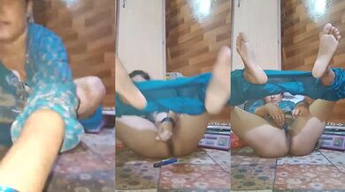 Hot bhabhi fucking bottle after oiling them – XXX video