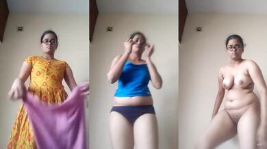 Chasmish bengali bhabhi showing boobs and pussy