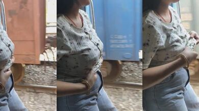 Mumbai bhabhi showing boobs in local train