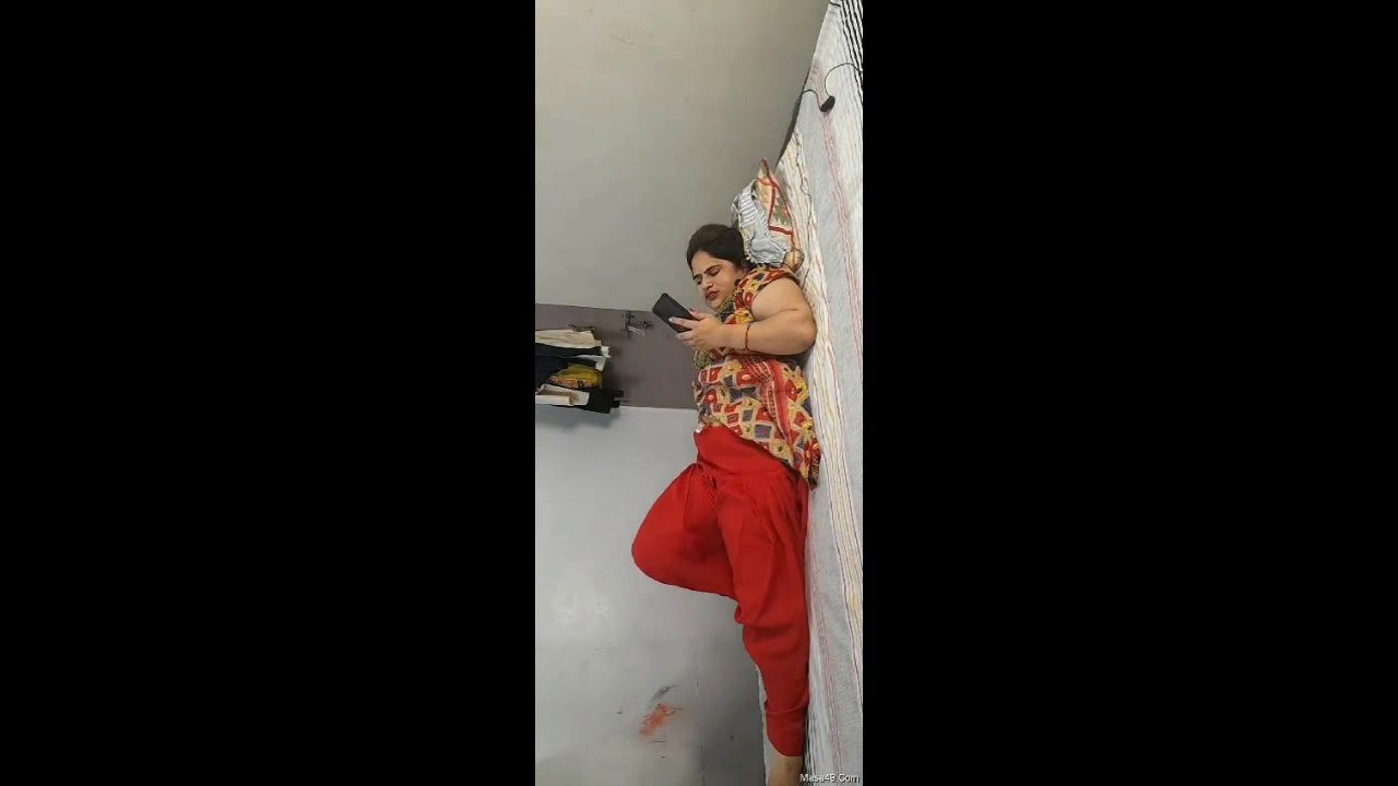 Caught Young Cousin Watching Aunty Bhabhi Desi MMS on Desi49 – Viral Desi Clips from Indian Web Series