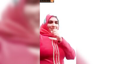 Hijabi big boobs lady showing pussy in video call