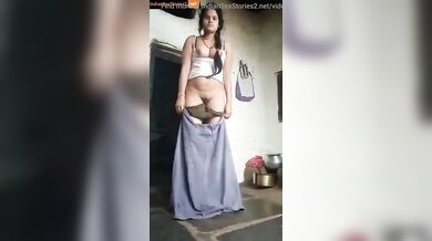 Desi maal showing her dehati chut in live video call