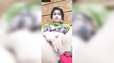 Horny Bhabhi fucking brinjal in live video