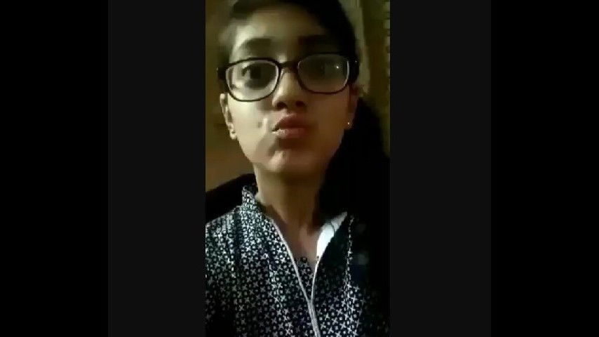 Cute Desi Paki Girl Teasing in Viral desi49 MMS