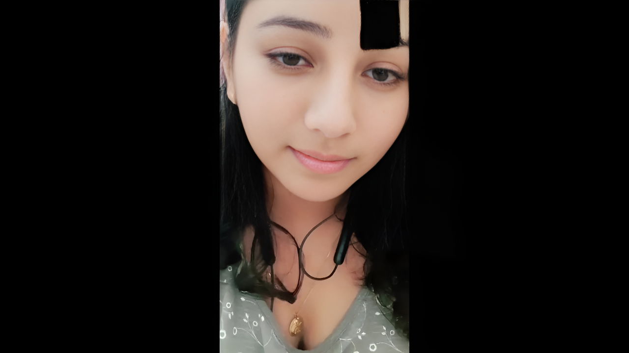 Cute Desi GF Flashes Massive Melons on Video Call with Playful Smile – desi49 Viral Desi Clip