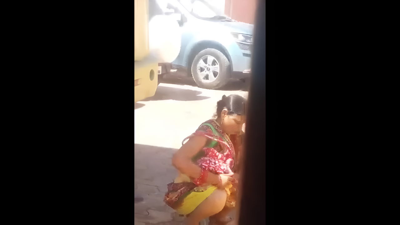 Viral Desi MMS: Mature Aunty Secretly Pissing Behind Bus on Desi49 – Hot Desi Video Clip