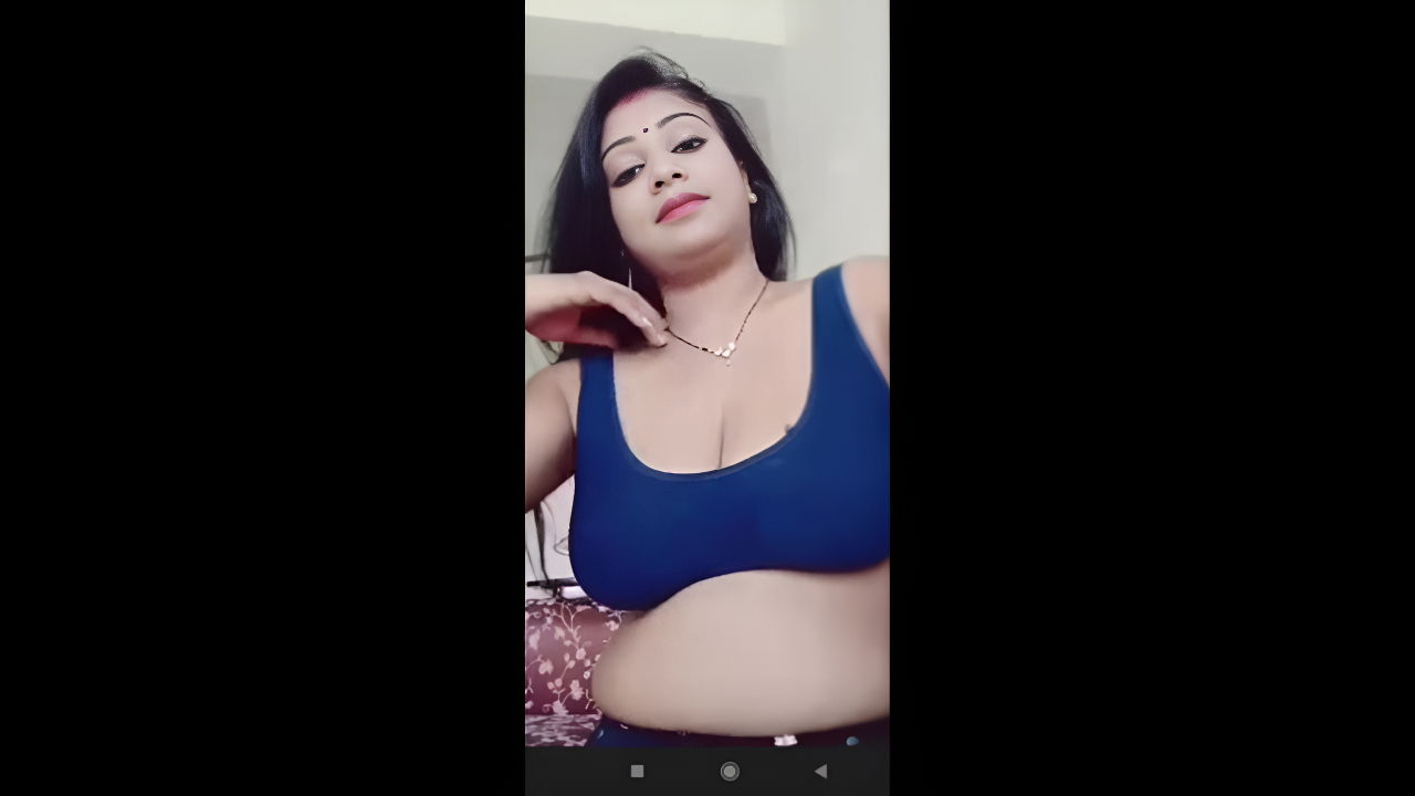 Hot Desi MILF Bhabhi Nude Show Leaking Milk on Video Call – Viral Desi MMS