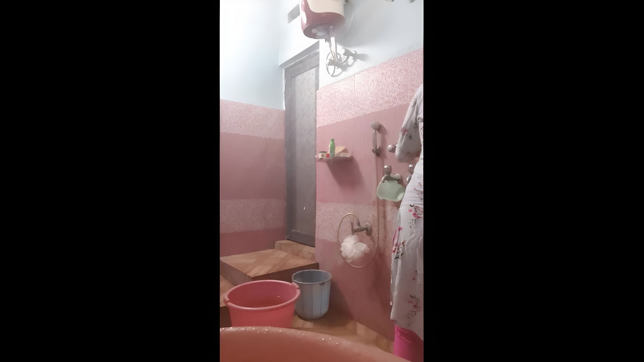 Viral Desi MMS: Sexy Shalwar Girl Nude Bathing in Hot Aunty Bhabhi Style