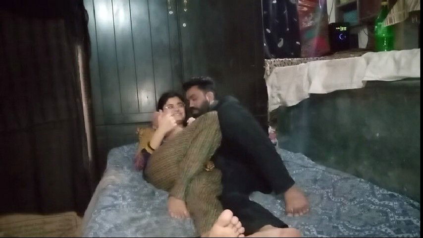 Stunning Desi Pakistani Beauty in Hot Aunty-Style Fucking Video on Desi49