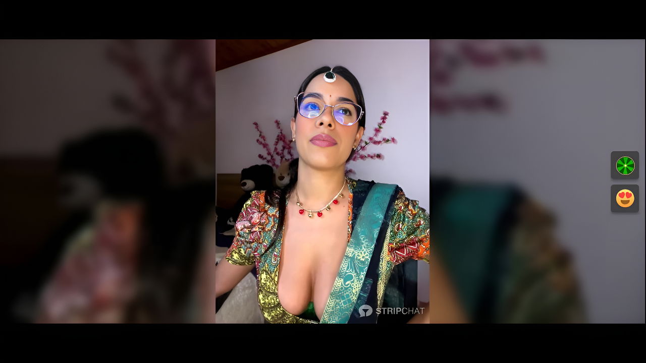 Stunning Desi Babe in Saree: Viral Desi Video Sensation